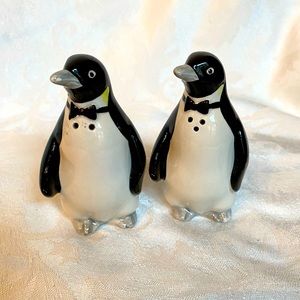 Cute porcelain penguin salt & pepper shakers perfect condition 3.5” tall